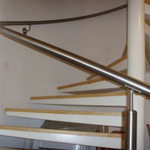 Chrom-Nickelstahl-Handlauf in einer Wendeltreppe über 2 Stockwerke mit Wandhalterung und Pfostenkonstruktion
