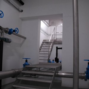 Chromstahl Treppe mit Podest Wasserreservoir