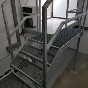 Chromstahl Treppe mit Podest Wasserreservoir
