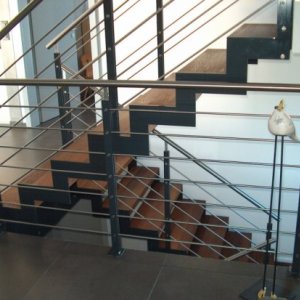 Treppenkontur ausgelaserte Stahlwange, Tritte aus Kirschholz
