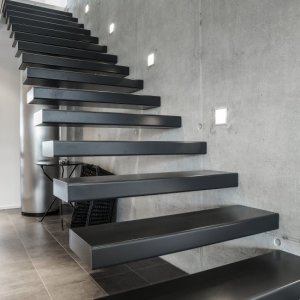 Stufen in Stahl einseitige Montage an Betonwand