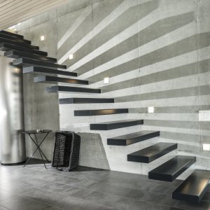 Stufen in Stahl einseitige Montage an Betonwand